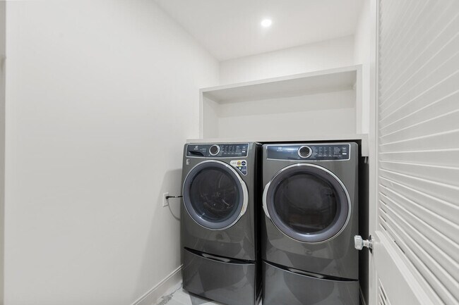 Building Photo - 8 Holly Ave