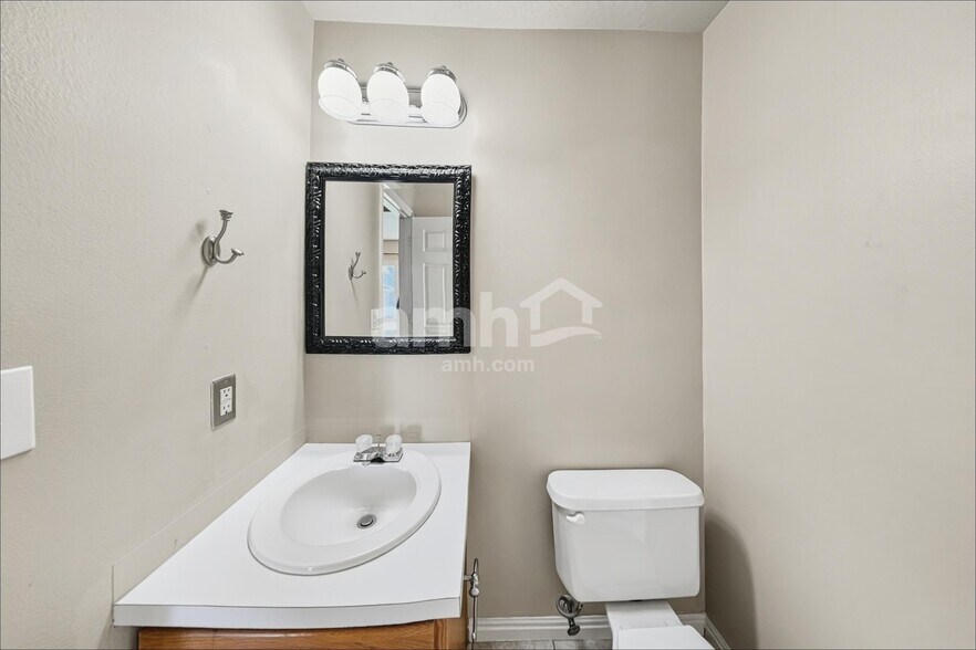 Building Photo - 272 S 590 W