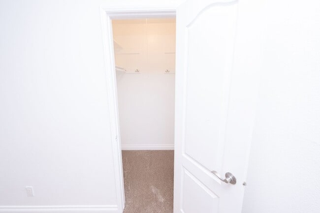 Building Photo - 2BR/1.5BA Condo! 2 parking spaces