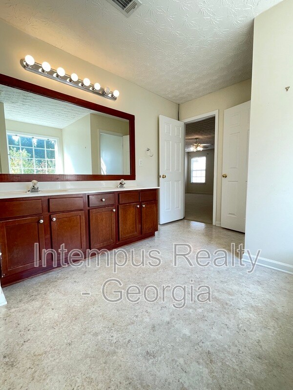 Building Photo - 2054 Pierce Way