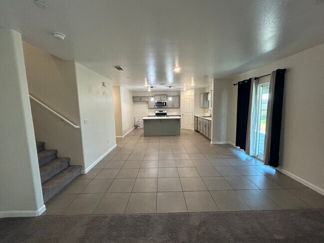 Building Photo - Spacious 5 Bedroom 4 Bathroom in Tulare!!