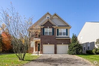 Building Photo - Embrace Elegant Living in Gainesville!