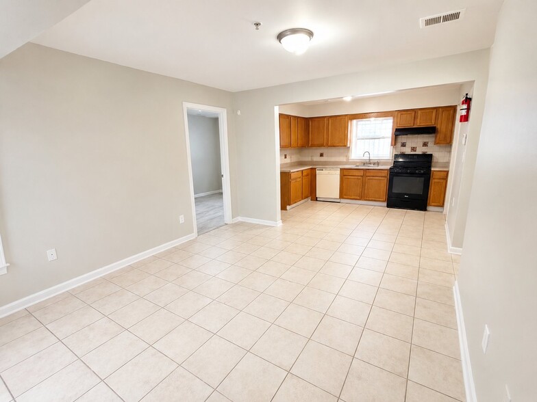 Building Photo - 132 Fabyan Pl