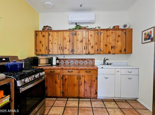 Building Photo - 25 Sowles Ave