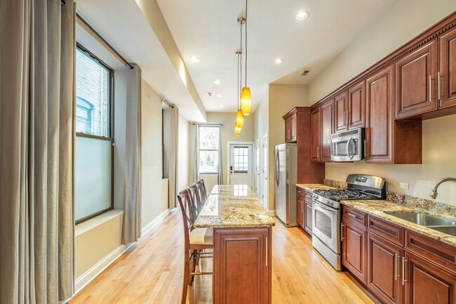 Building Photo - 2140 W Monroe St