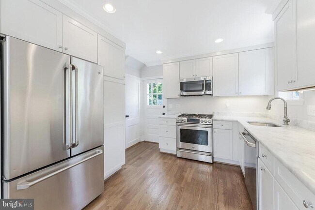 Building Photo - 1709 Patrick Henry Dr