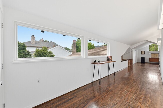 Building Photo - 4603 Ivanhoe St