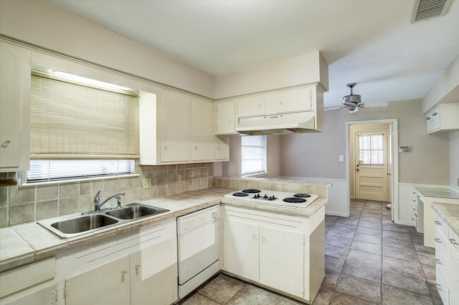 Building Photo - 5638 Yarwell Dr