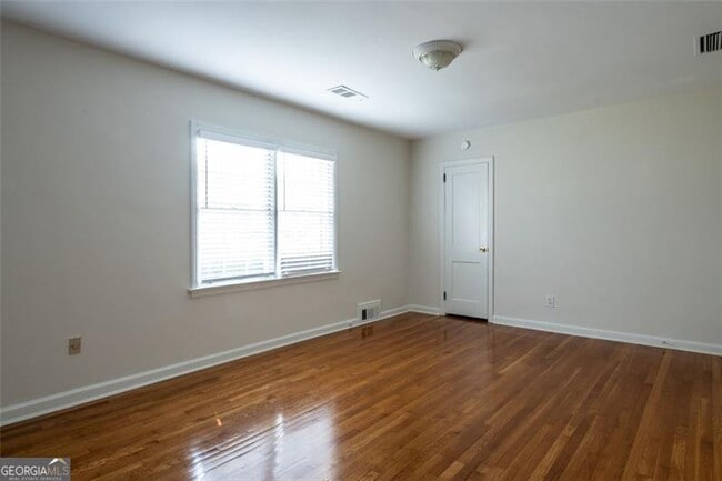 Building Photo - 1205 Spring Valley Ln NE