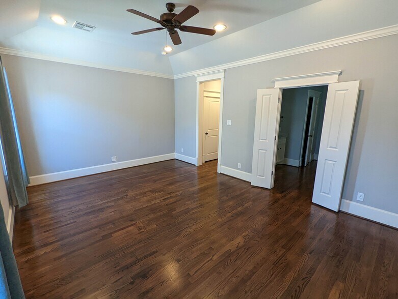 Building Photo - 722 E 29th St