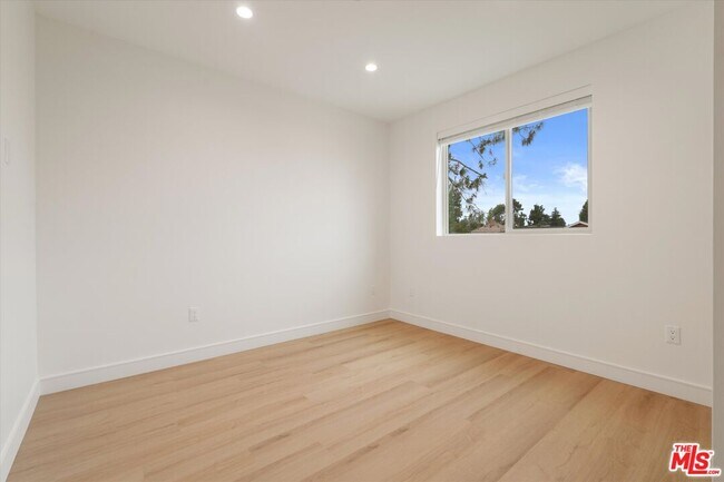 Building Photo - 5530 Sunnyslope Ave