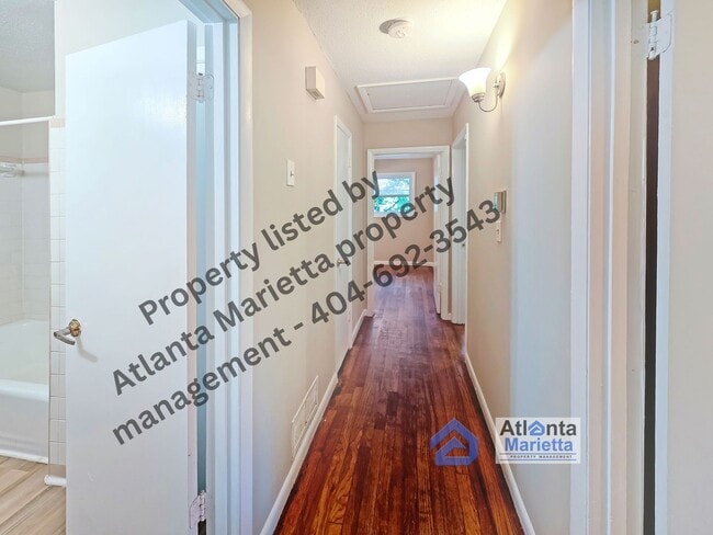 Building Photo - Charming Renovated Ranch on Private Wooded...