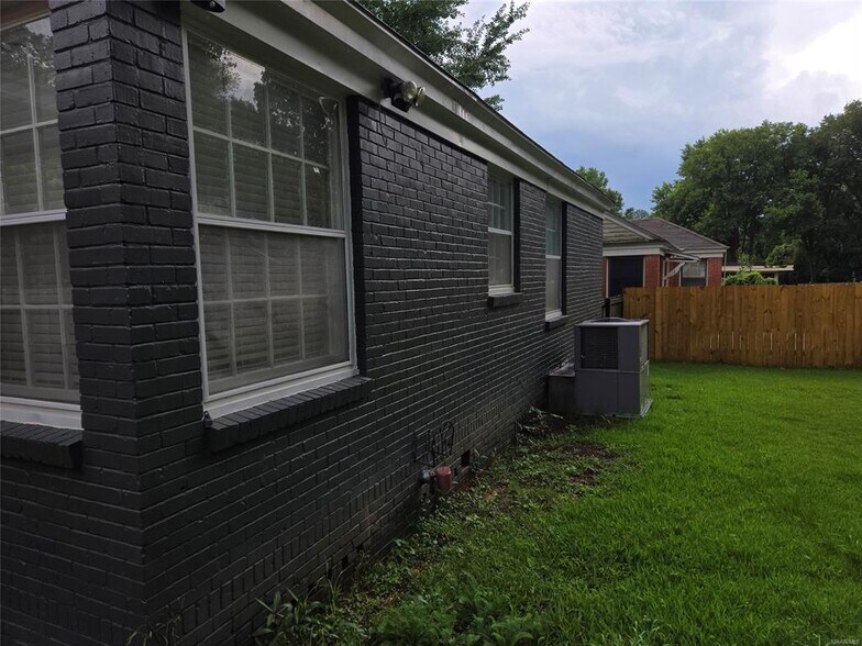 Building Photo - 110 Oak Forest Dr