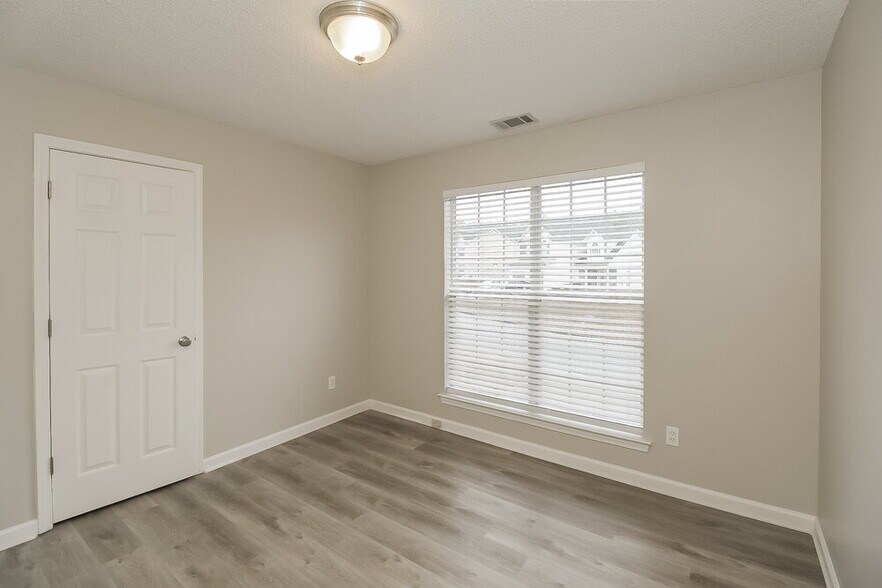 Building Photo - 9447 Rollinghills Dr