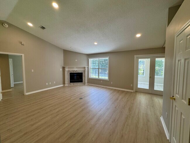 Building Photo - 529 Long Lake Dr