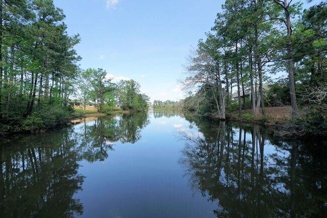 Building Photo - Central Freeport Location with Community Pool
