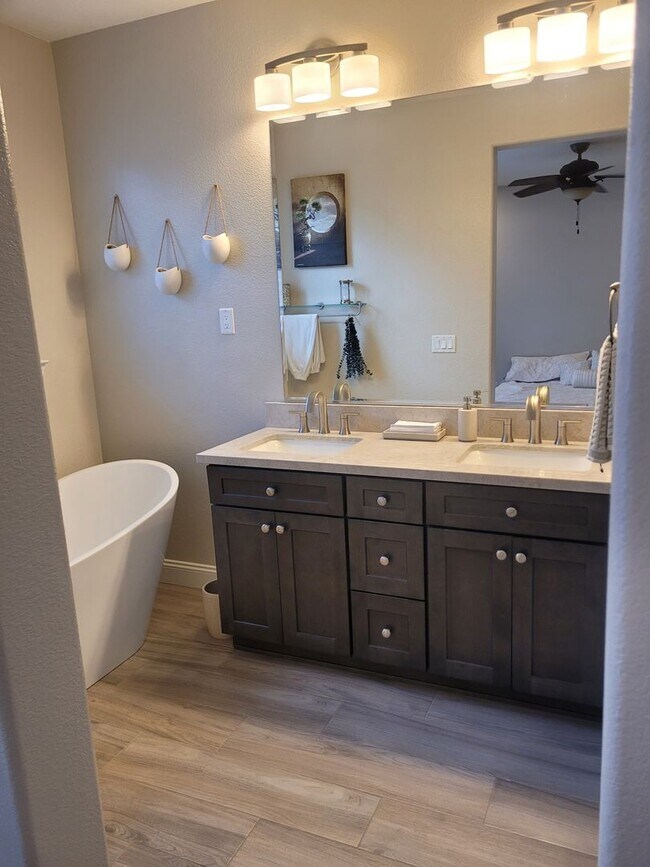 Building Photo - BEAUTIFUL - UPGRADED - LAMINATE FLOORING -...