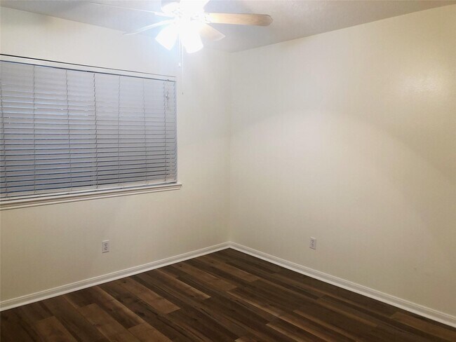 Building Photo - 15310 Glenwood Park Dr