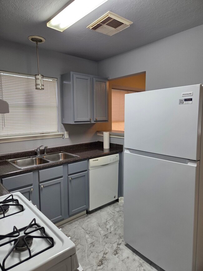 Building Photo - 803 Whelton Dr