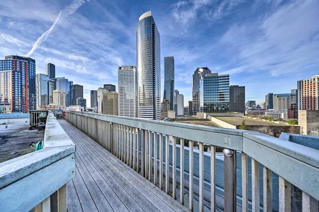 Building Photo - 1400 Hubbell Pl