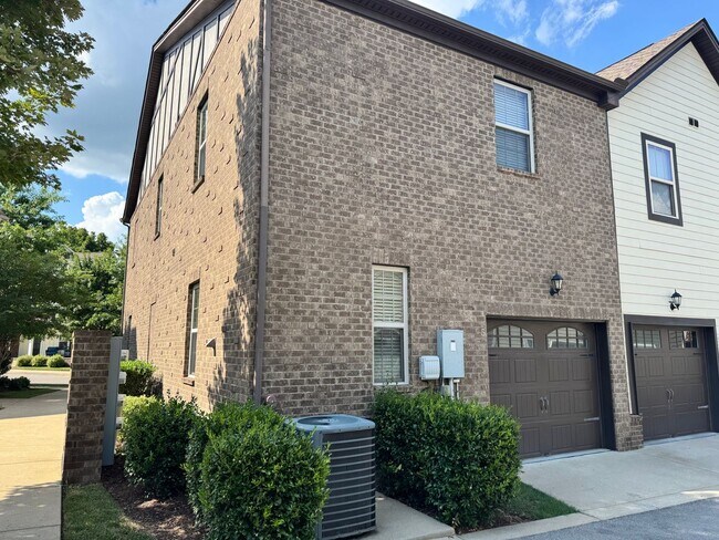 Building Photo - Beautiful End Unit Franklin Townhome