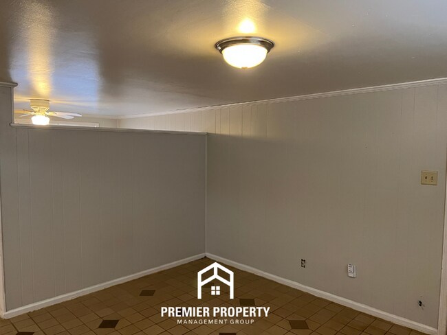 Building Photo - Cozy 1BR Apartment Near Downtown Huntsville w/ Bright Windows & Yard Access