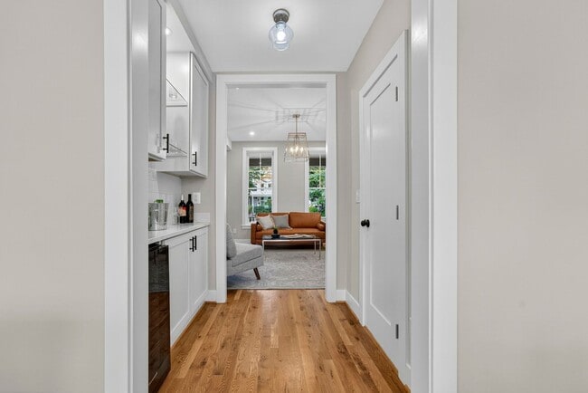 Building Photo - Renovated Hill East 3BR Near Metro + Parking