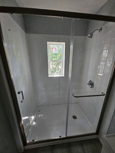 Building Photo - 924 E Morton St