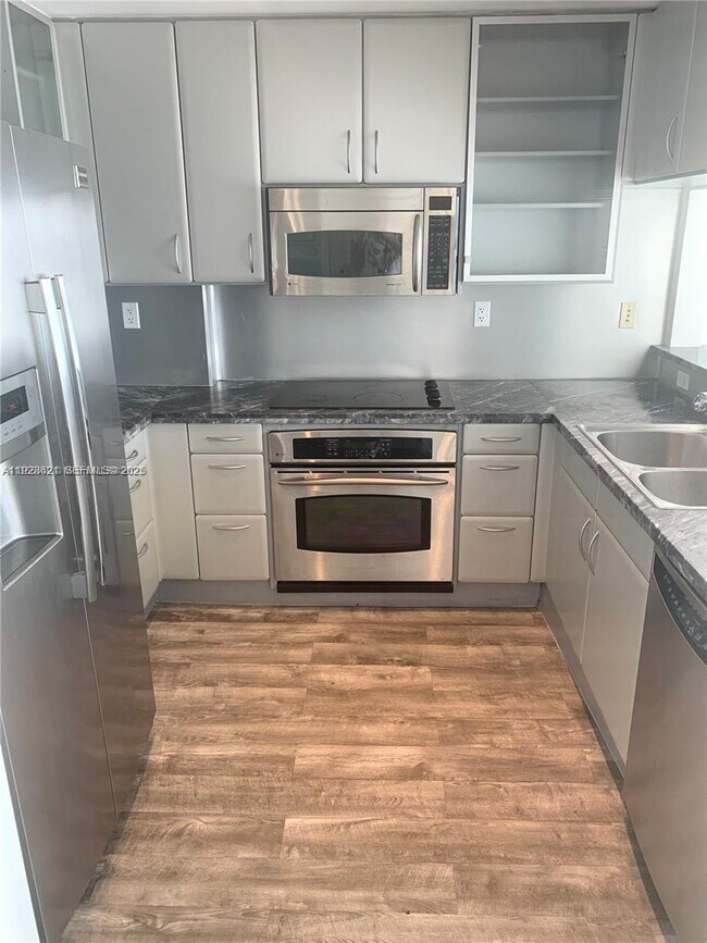 Building Photo - 540 West Ave