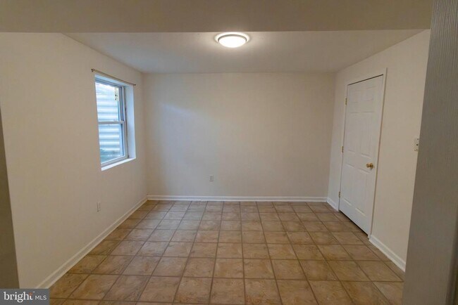 Building Photo - 4 Fieldstone Ct