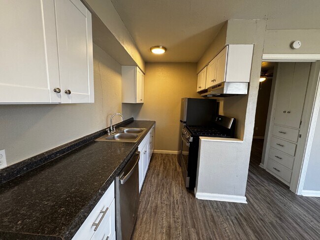 Building Photo - "Charming 1-Bed Retreat: Cozy 500 Sq Ft Haven in Edmond near UCO!"