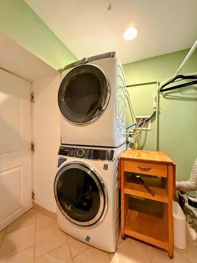 Building Photo - 8 Carroll Pl