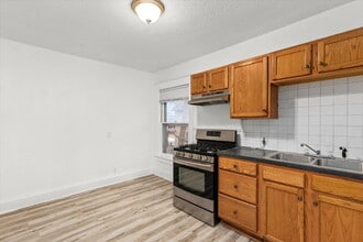 Building Photo - 2 bedroom / 1 bathroom apartment with Easy Commute or Walk to Drake University!