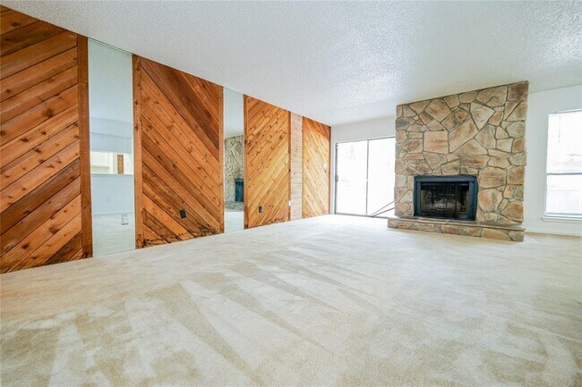 Building Photo - 17401 Red Oak Dr