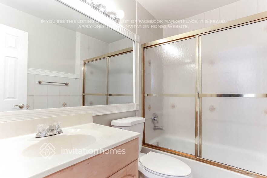 Building Photo - 631 Royal Palm Way