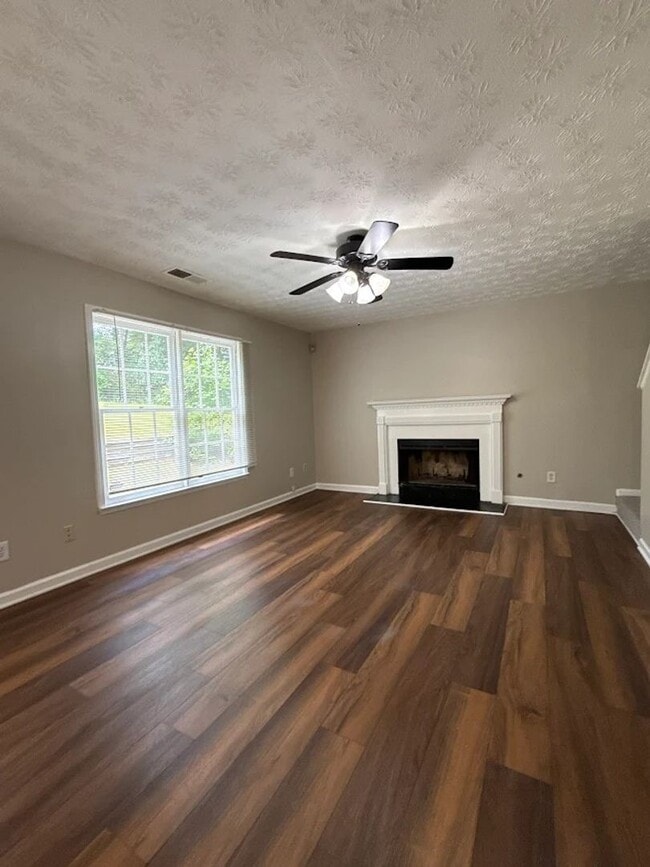 Building Photo - Beautiful 4 Bedroom Lithonia Home!