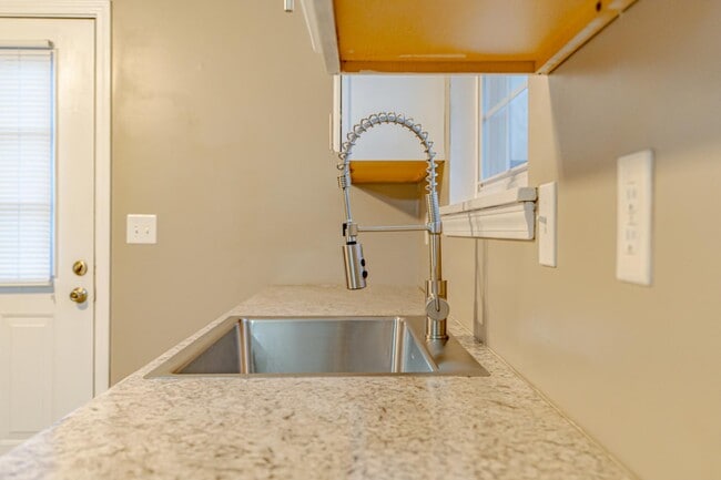 Building Photo - 115 Ivy Pointe Dr