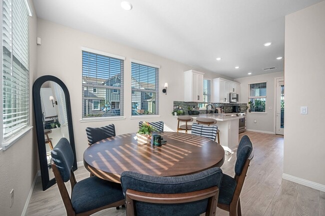 Building Photo - Beautiful 3 Bedroom Home with Updated Finishes & 2-Car Garage!