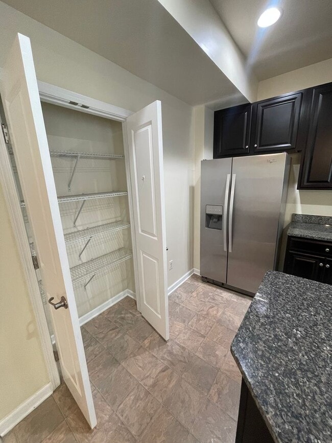 Building Photo - Gorgeous 3 BD/ 2.5 BA Townhouse Available ...