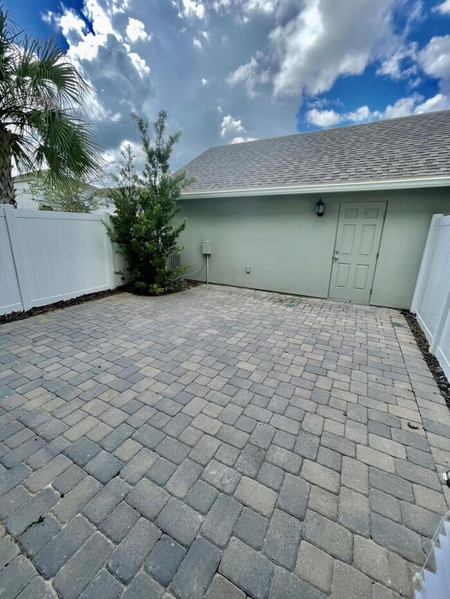 Building Photo - 15621 Honeybell Dr