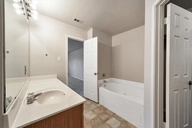 Building Photo - 1701 Balsam Way