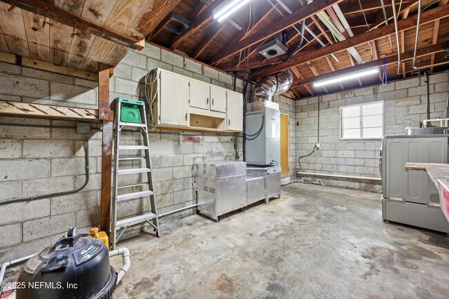 Building Photo - 457 Nightingale Rd