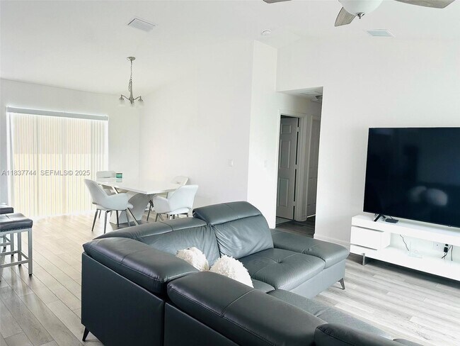 Building Photo - 2524 NE 5th Ave