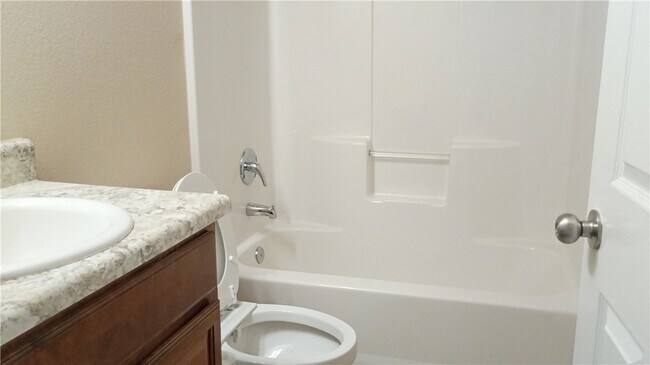 Building Photo - 905 SW Loudon Dr