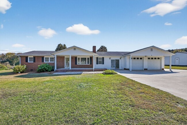 Building Photo - 1580 N Honeycutt St