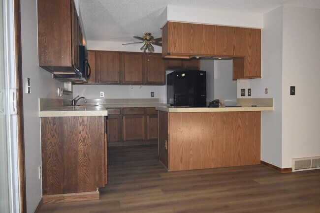 Building Photo - GREAT 3 BEDROOM/2 BATHROOM TOWNHOME WITH NEW PAINT & FLOORING. AVAILABLE 5/23.