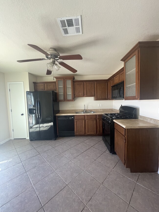 Building Photo - 1832 Shreya St