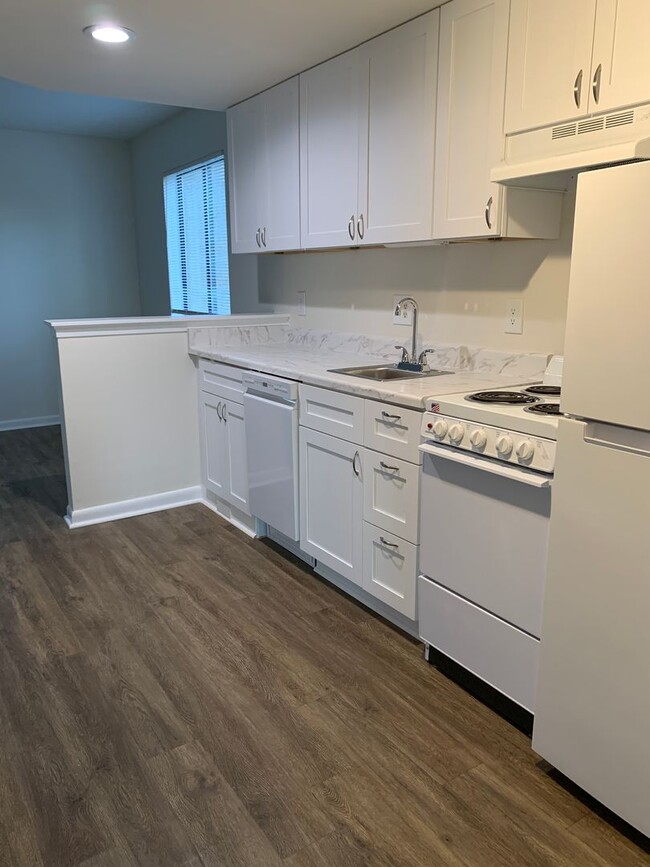 Building Photo - Renovated 1st Floor 1 Bedroom, 1 Bath Cond...