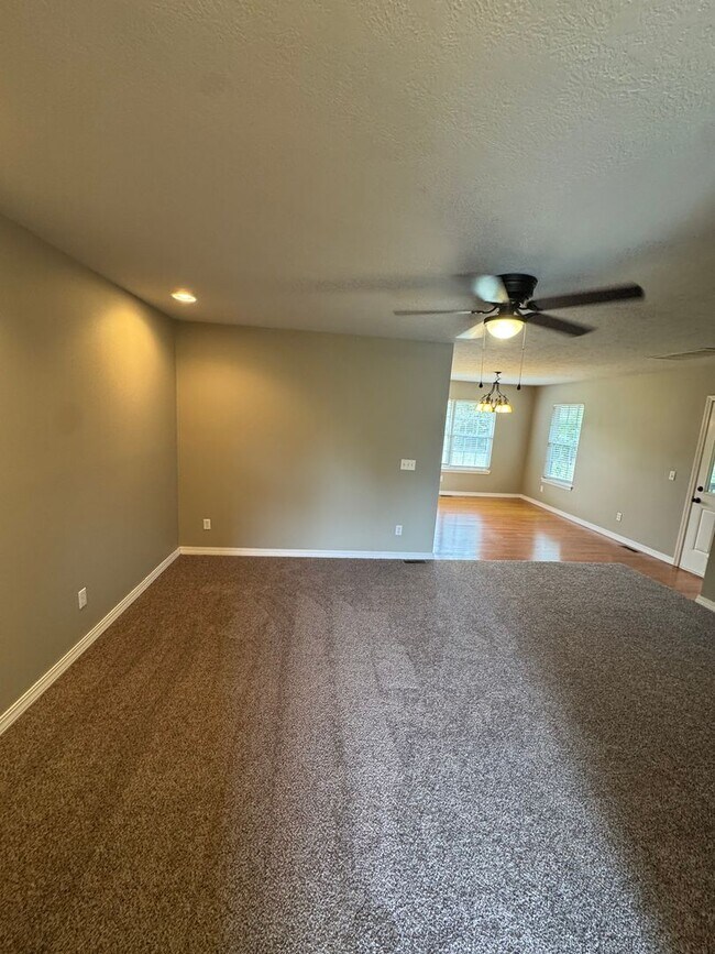 Building Photo - Gorgeous 3 Bedroom, 2 Bathroom Home in Nixa!