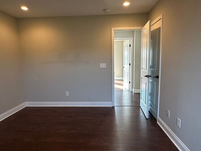 Building Photo - 4 Bedroom 3 Bath 2 Stall Garage in Waynesv...